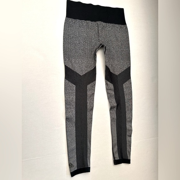 Adidas seamless gray and black fitted capri leggings 3/4 length size Medium. H11 - Picture 3 of 10